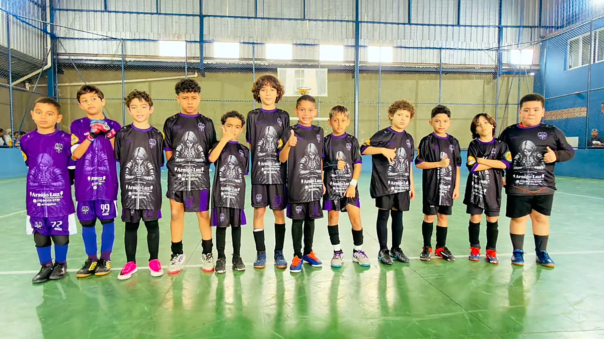 Equipe perfilada com uniformes roxo e preto