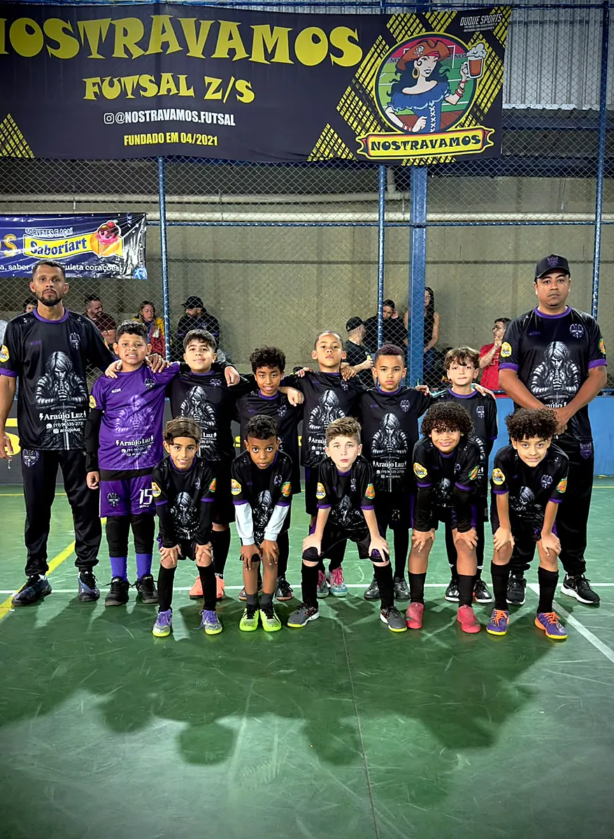 Equipe completa em quadra coberta