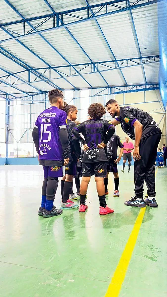 Atleta em quadra durante partida
