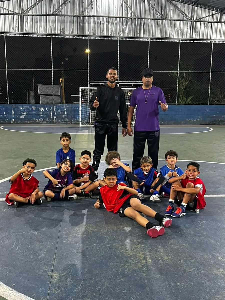 Atletas sentados na quadra após o treino