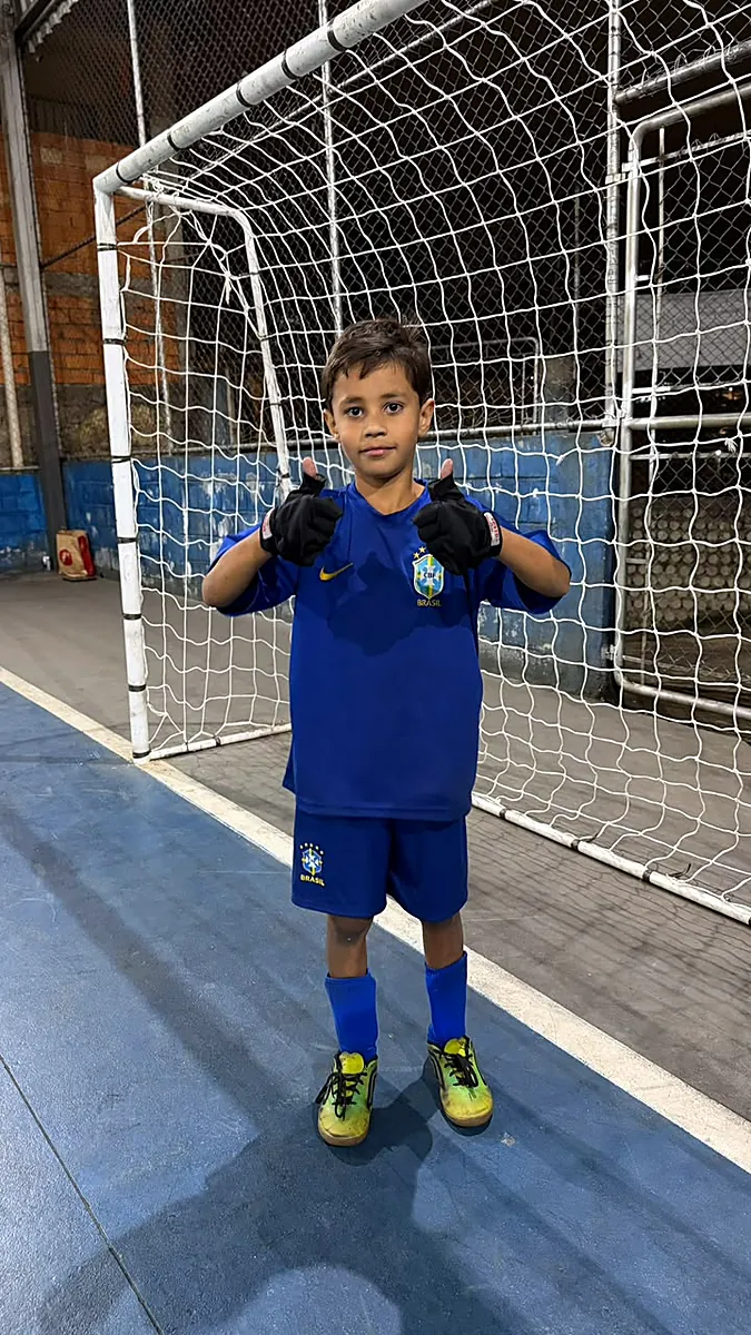 Goleiro posicionado no gol durante o treino