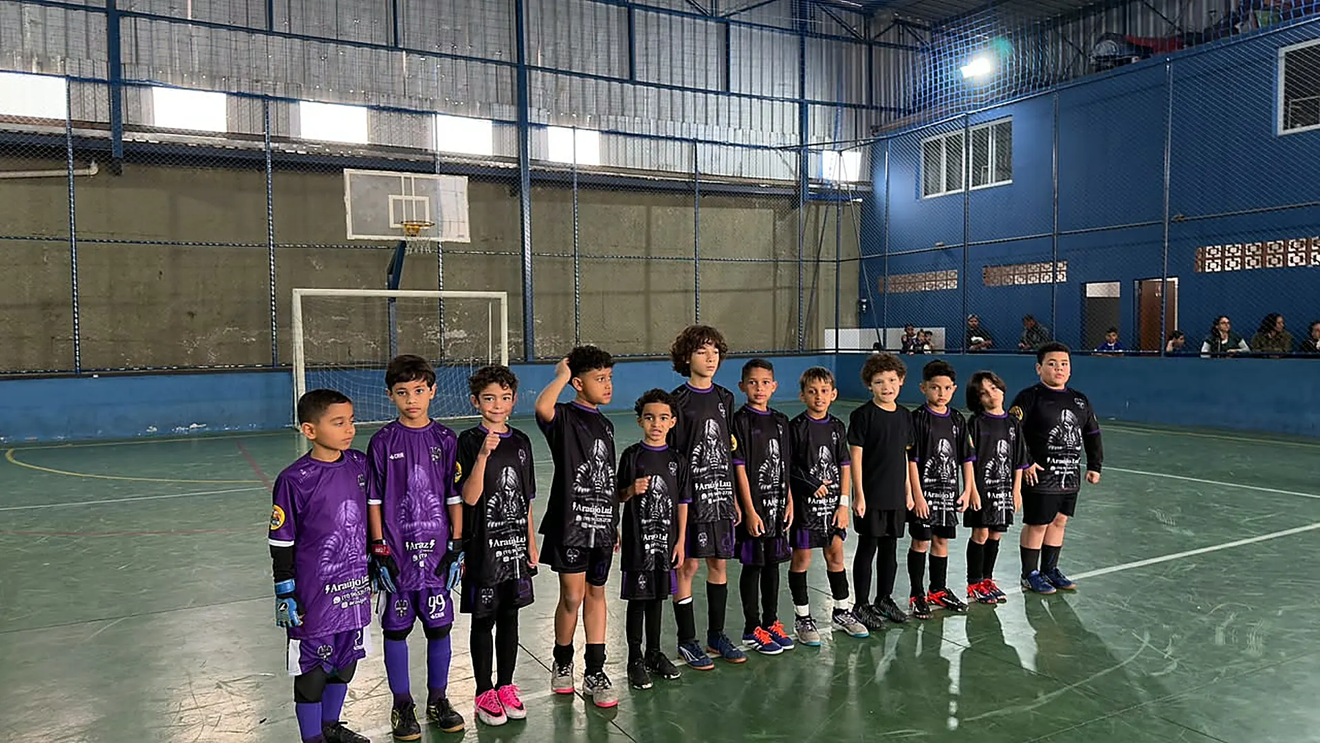 Atletas da Capadócia Academy perfilados na quadra antes de um jogo de futsal
